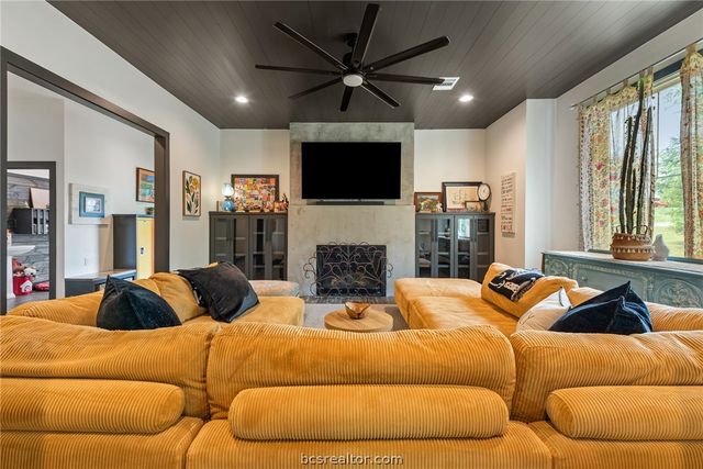 215 Woodforest Lane, Franklin, TX 77856