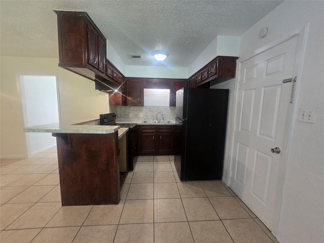 7518 Hummingbird Lane, Texas City, TX 77591