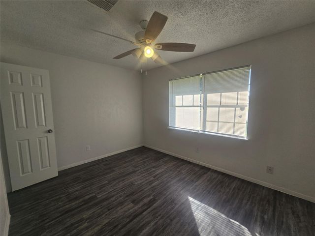 7518 Hummingbird Lane, Texas City, TX 77591