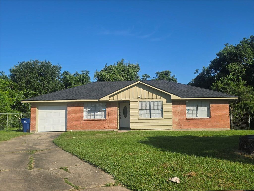 7518 Hummingbird Lane, Texas City, TX 77591