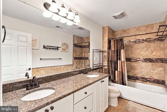 240 KRISTINE AVE, Manahawkin, NJ 08050