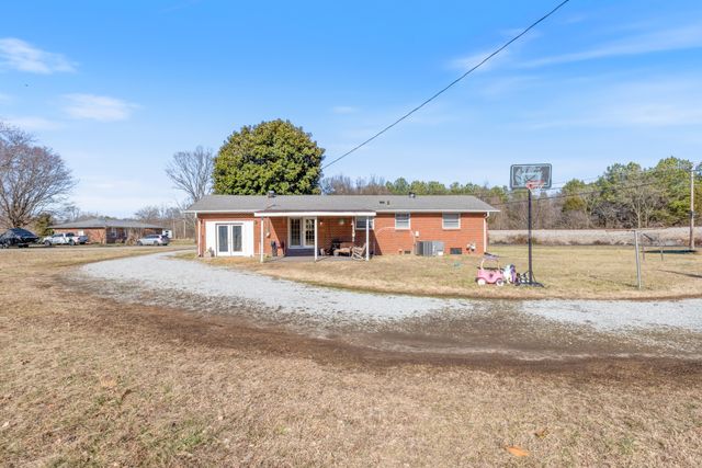 1156 Chestnut Dr, Burns, TN 37029