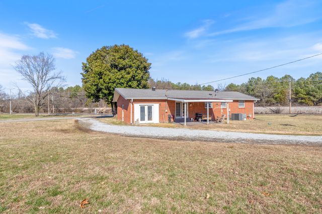 1156 Chestnut Dr, Burns, TN 37029