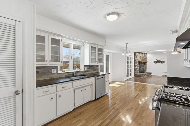 2466 E Cambridge Street, Springfield, MO 65804