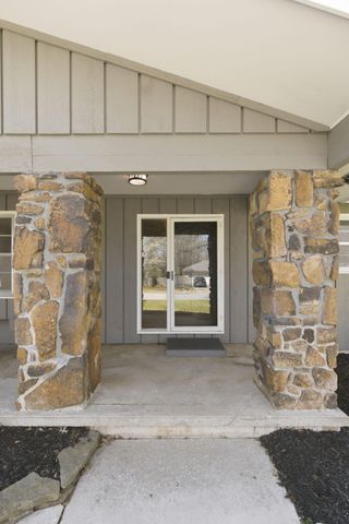 2466 E Cambridge Street, Springfield, MO 65804