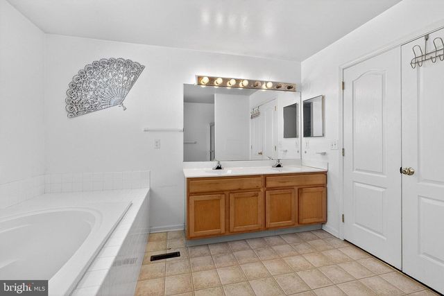 2 FOXFIELD CT, Bear, DE 19701