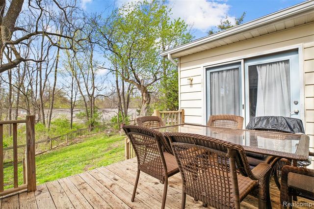 212 Brighton Lake Road, Brighton, MI 48116