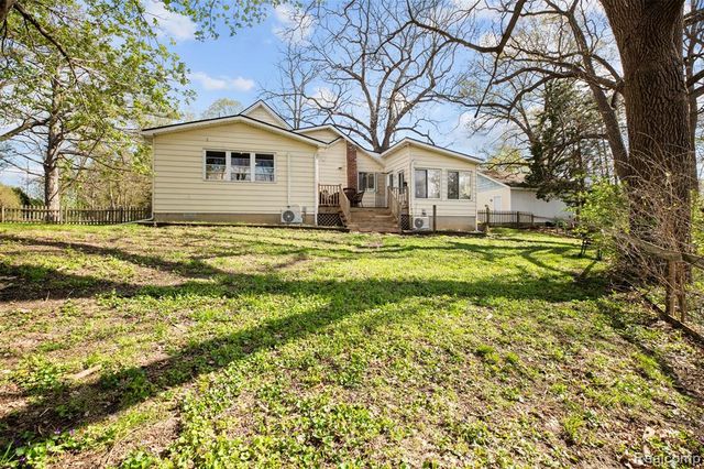 212 Brighton Lake Road, Brighton, MI 48116