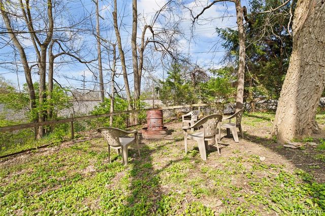 212 Brighton Lake Road, Brighton, MI 48116