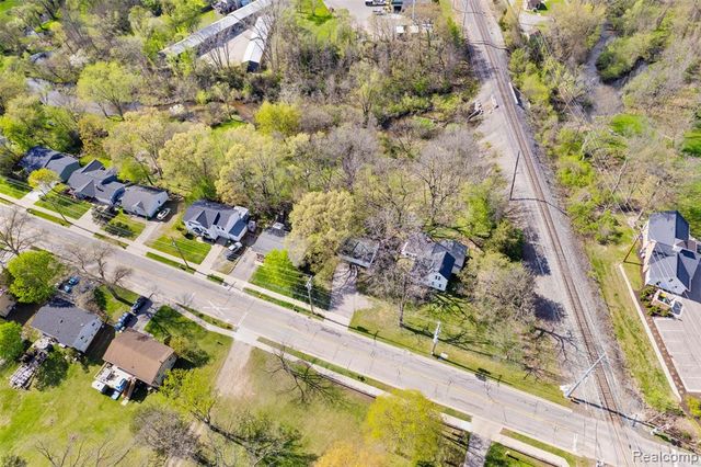 212 Brighton Lake Road, Brighton, MI 48116