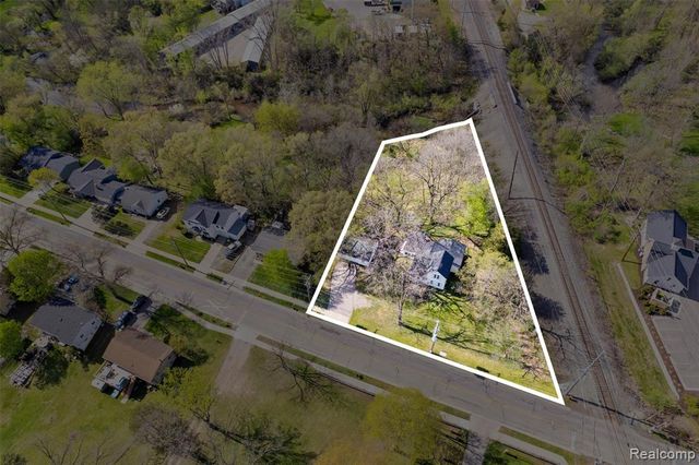 212 Brighton Lake Road, Brighton, MI 48116