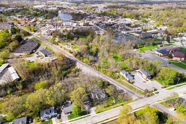 212 Brighton Lake Road, Brighton, MI 48116