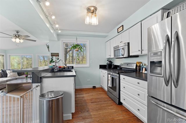 212 Brighton Lake Road, Brighton, MI 48116