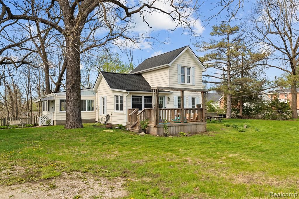 212 Brighton Lake Road, Brighton, MI 48116