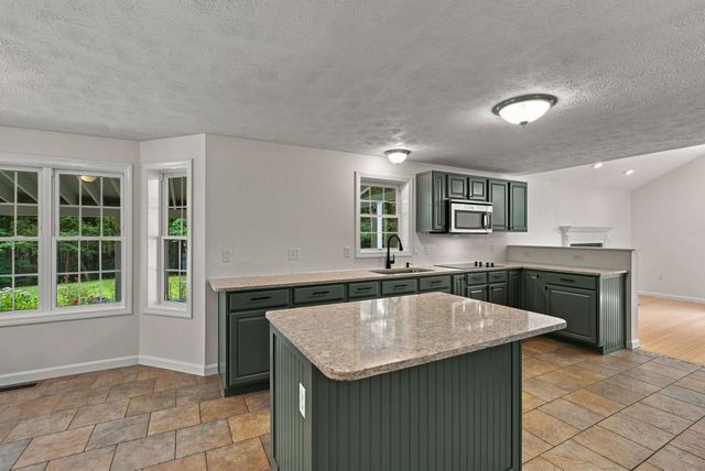 14 Benjamin Drive, Goffstown, NH 03045
