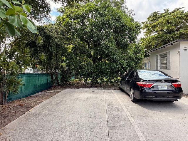 1250 NW 58th St, Miami, FL 33142
