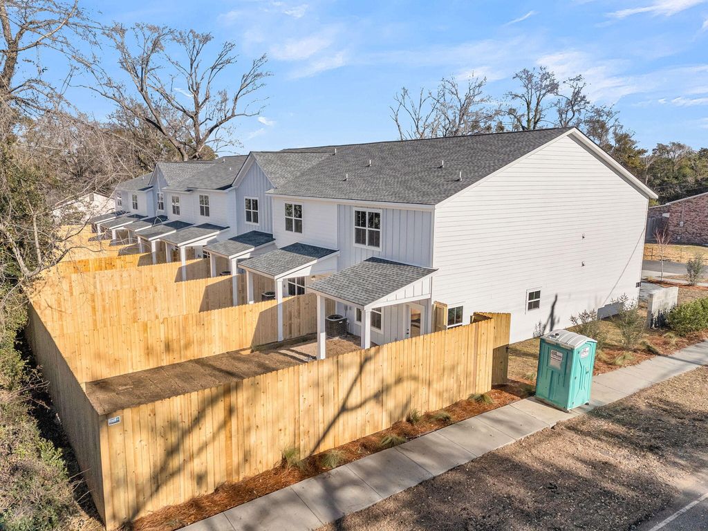 Image 7 of property listing at 4011 Gravely Avenue, North Charleston, SC 29405