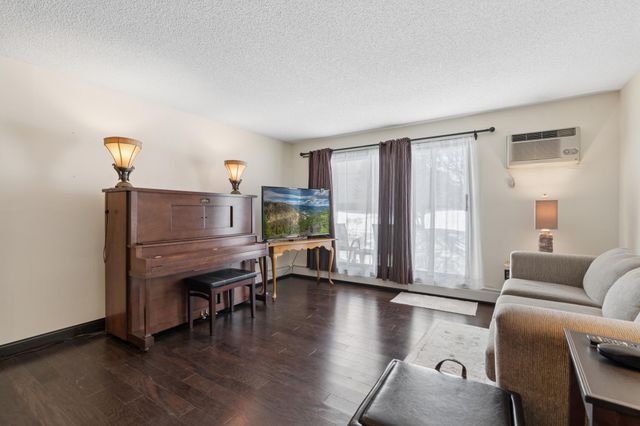 4002 Foss Road 102, Saint Anthony, MN 55421