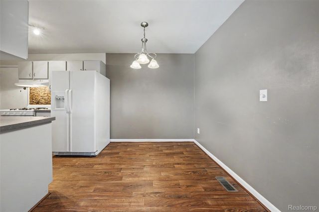 23527 Stonehenge Boulevard 98, Novi, MI 48375