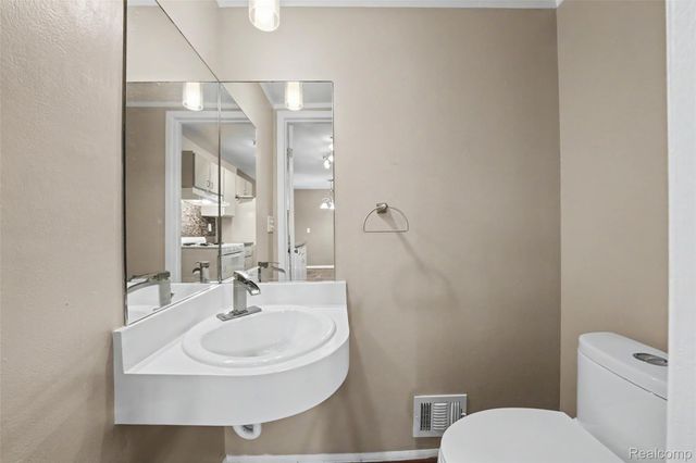 23527 Stonehenge Boulevard 98, Novi, MI 48375