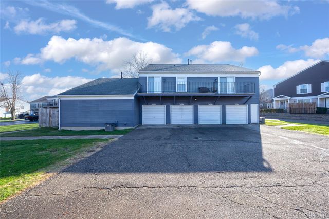23527 Stonehenge Boulevard 98, Novi, MI 48375