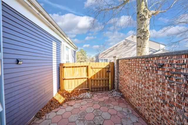 23527 Stonehenge Boulevard 98, Novi, MI 48375