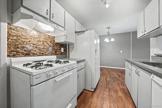 23527 Stonehenge Boulevard 98, Novi, MI 48375