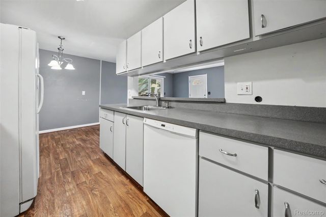 23527 Stonehenge Boulevard 98, Novi, MI 48375