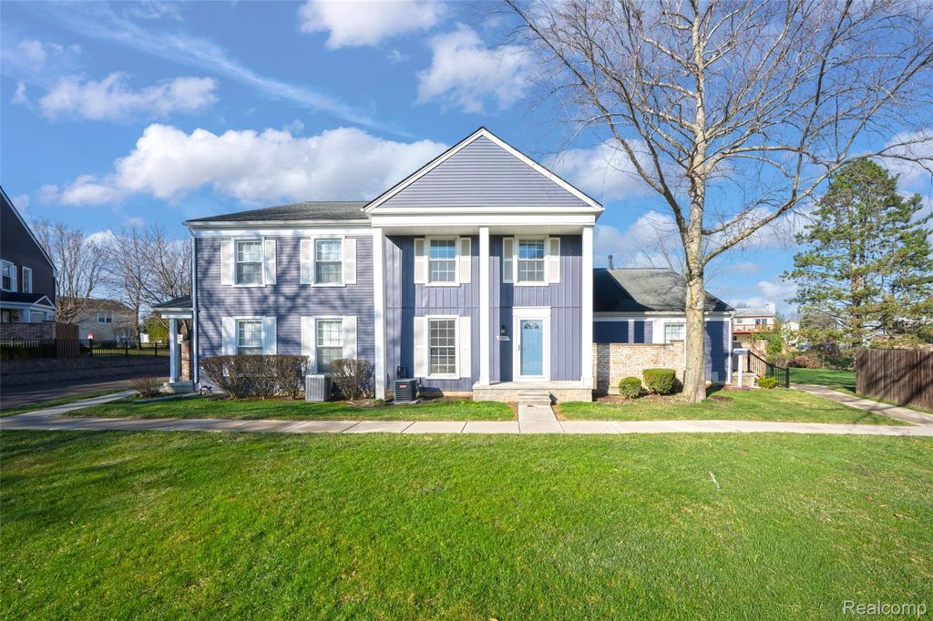 23527 Stonehenge Boulevard 98, Novi, MI 48375