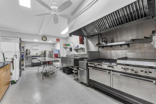 442 Pine Glen Ln D-2, Green Acres, FL 33463