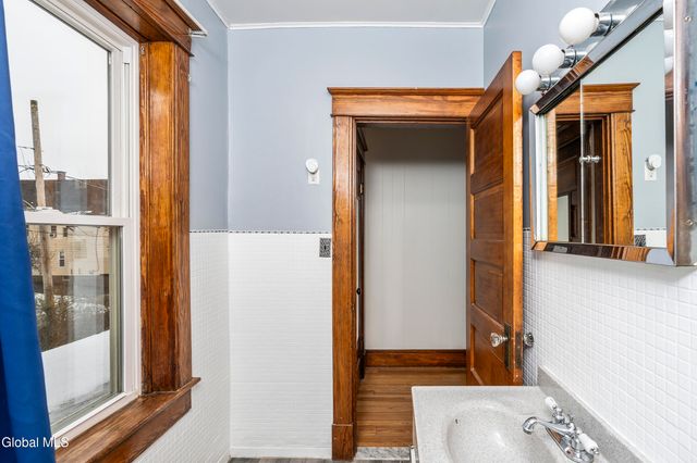 44 Fairmont Avenue, Amsterdam, NY 12010