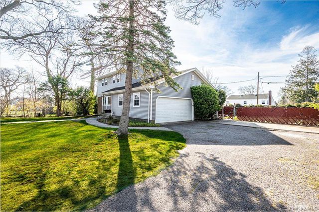 22 Oak Lane, Blue Point, NY 11715