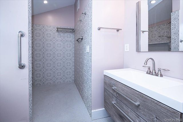 22 Oak Lane, Blue Point, NY 11715