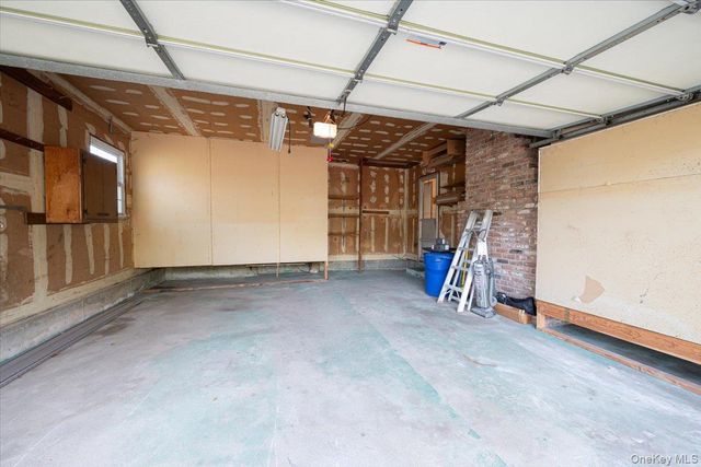 22 Oak Lane, Blue Point, NY 11715