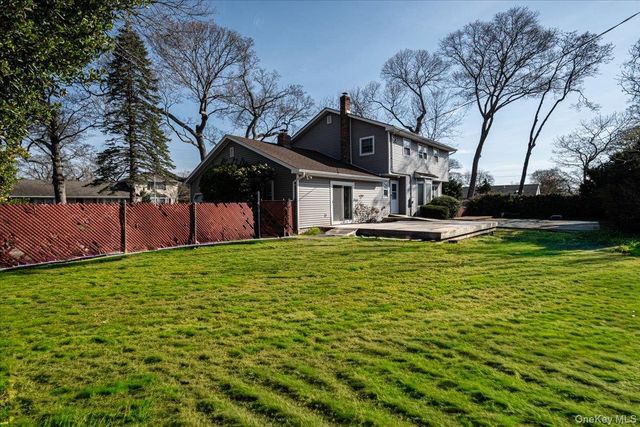 22 Oak Lane, Blue Point, NY 11715