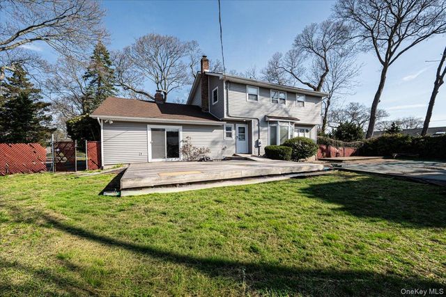 22 Oak Lane, Blue Point, NY 11715