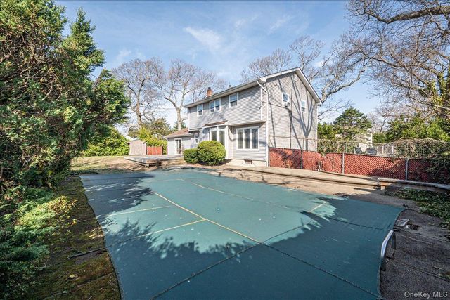 22 Oak Lane, Blue Point, NY 11715