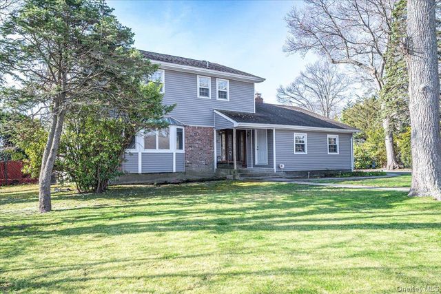 22 Oak Lane, Blue Point, NY 11715