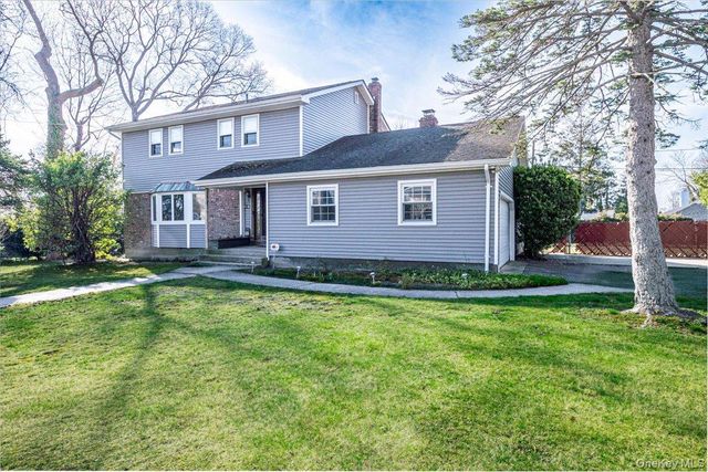 22 Oak Lane, Blue Point, NY 11715