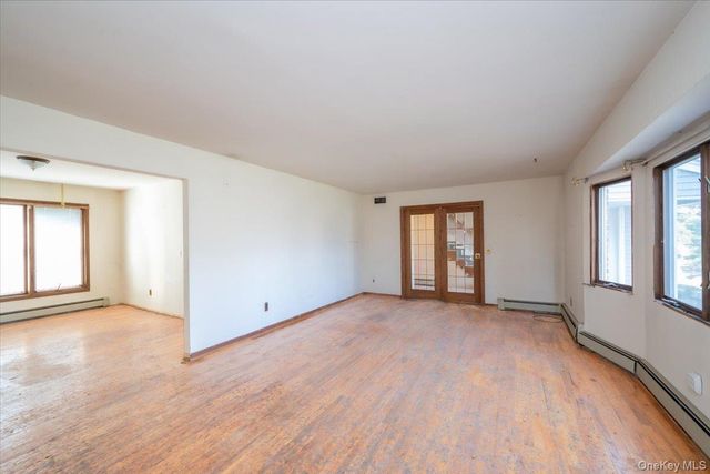 22 Oak Lane, Blue Point, NY 11715