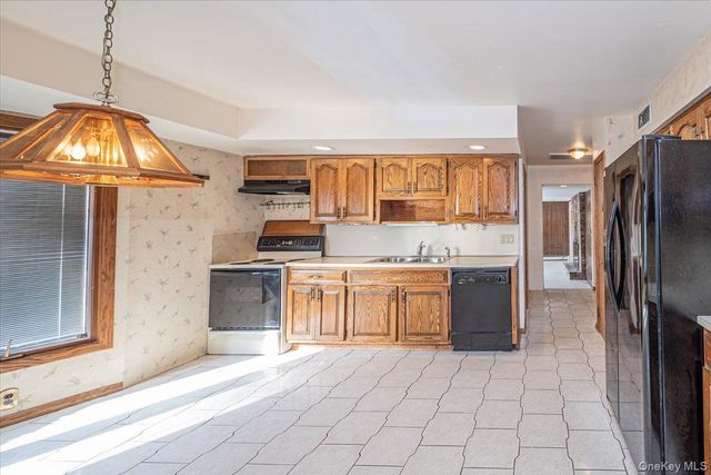 22 Oak Lane, Blue Point, NY 11715