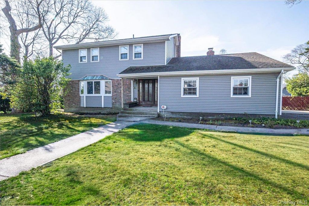 22 Oak Lane, Blue Point, NY 11715