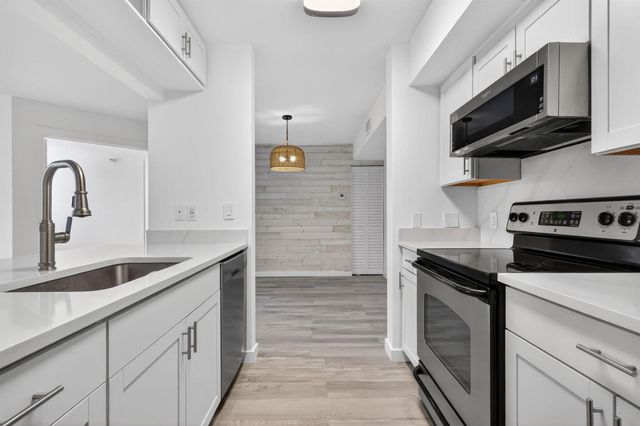 103 Yacht Club Way 205, Hypoluxo, FL 33462