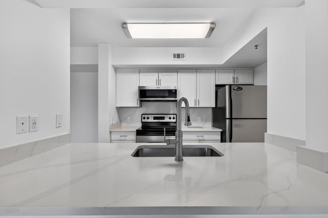103 Yacht Club Way 205, Hypoluxo, FL 33462