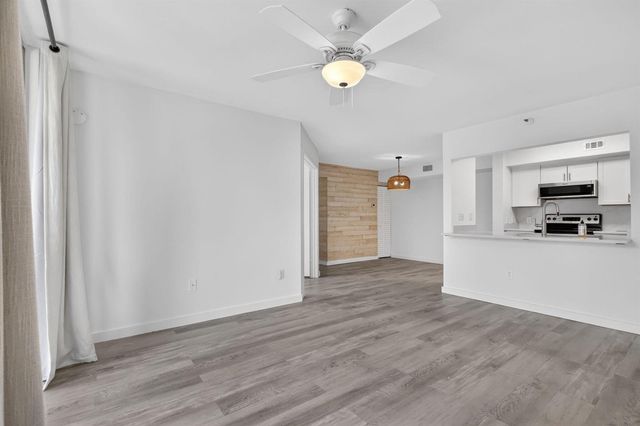 103 Yacht Club Way 205, Hypoluxo, FL 33462