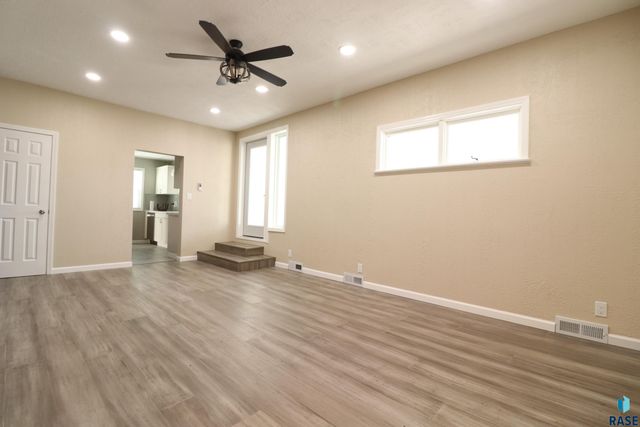 806 N Dakota Ave Avenue, Sioux Falls, SD 57104