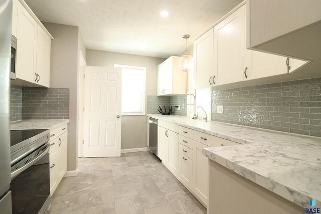 806 N Dakota Ave Avenue, Sioux Falls, SD 57104