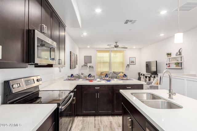 1852 E CHELSEA Lane 103, Gilbert, AZ 85295