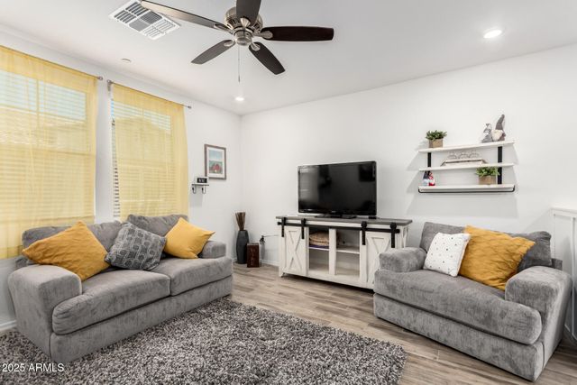 1852 E CHELSEA Lane 103, Gilbert, AZ 85295