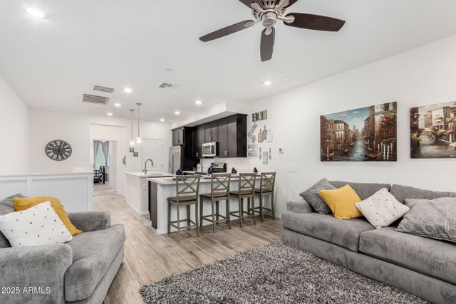 1852 E CHELSEA Lane 103, Gilbert, AZ 85295